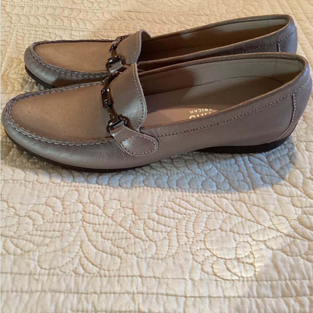Munro Taupe Metalic Leather Loafer size 9 Narrow